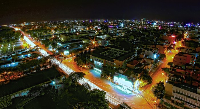 Một góc đêm thành phố nhìn từ trên cao.